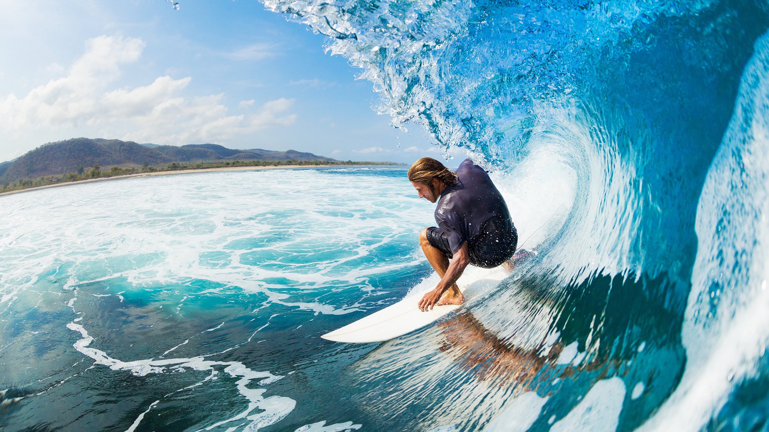 伊萨克的绝对统治，当F1引擎撕裂街道赛的夜幕